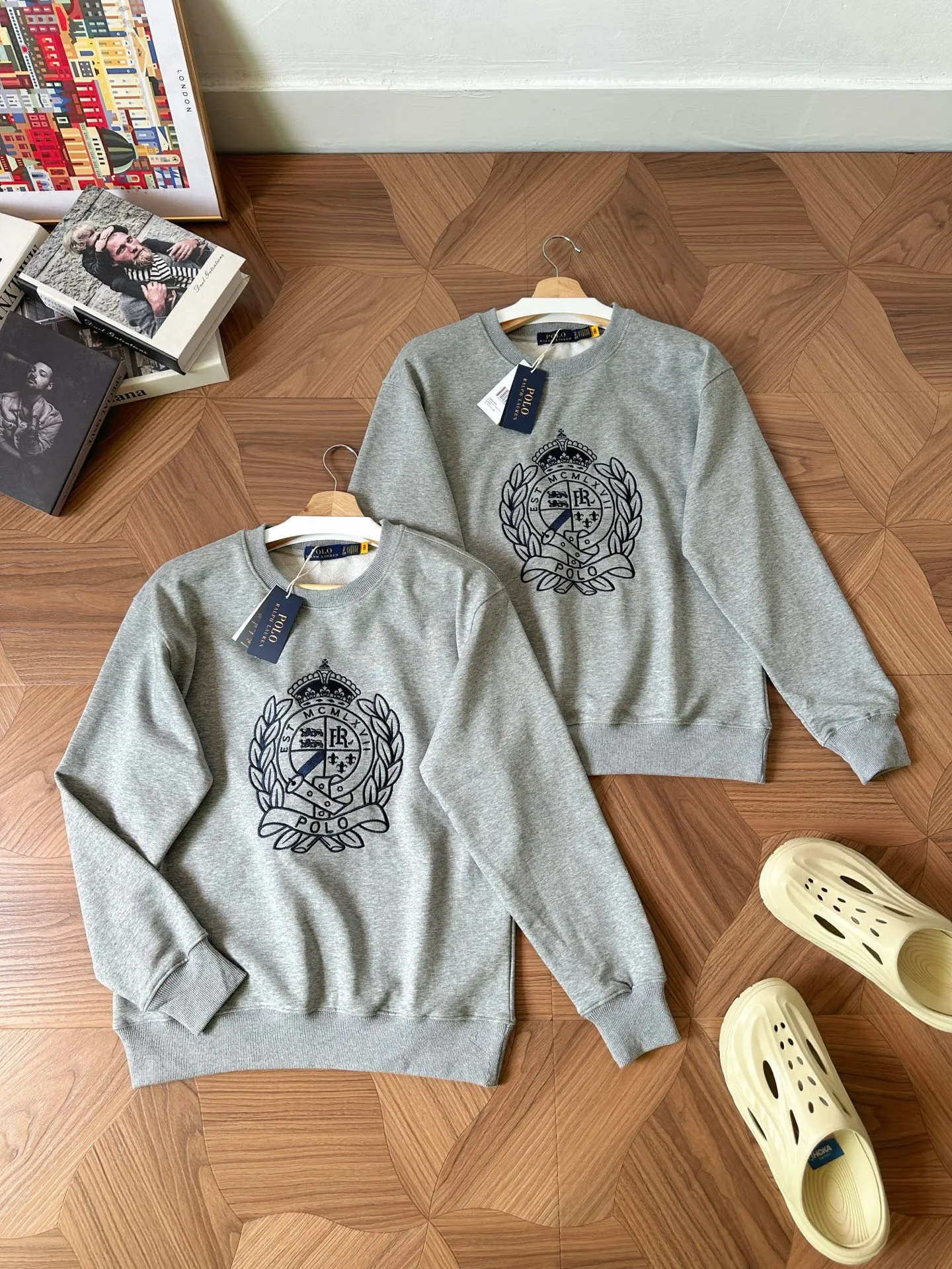 P220 Style No.: RL018] RalphLauren/Ralph Lauren 2025 new autumn and winter terry sweatshirt with medallion pattern embroidered logo Ralph Lauren age-reducing item, the coat fabric is made of 60% cotton➕40% polyester, which not only retains the softness, comfort and breathability of cotton, but also adds the wear resistance and wrinkle resistance of polyester fiber, making the clothes more durable and easy to care for. Even in slightly cooler weather, you won't feel stuffy when wearing it. This kind of fabric has a natural crisp feel and is not easy to pill or deform. The large logo embroidery on the chest is full of color, full of three-dimensionality, and lifelike, adding a bit of liveliness and interest to the entire sweatshirt. There is no pressure to dress, regardless of age or gender. Complete accessories! Color: Gray Size: S-xL S Shoulder width 53 Bust 110 Length 67 Sleeve length 58 M Shoulder width 54 Bust 114 Length 69 Sleeve length 59 L Shoulder width 55 Bust 118 Length 71 Sleeve length 60 xL Shoulder width 56 Bust 122 Length 73 Sleeve length 61